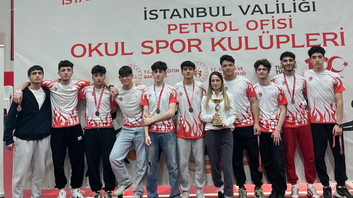 Okulumuz Erkek Voleybol takımı. İstanbul Valiliği Petrol Ofisi Okul Spor Kulüpleri Turnuvasında 3. oldu.